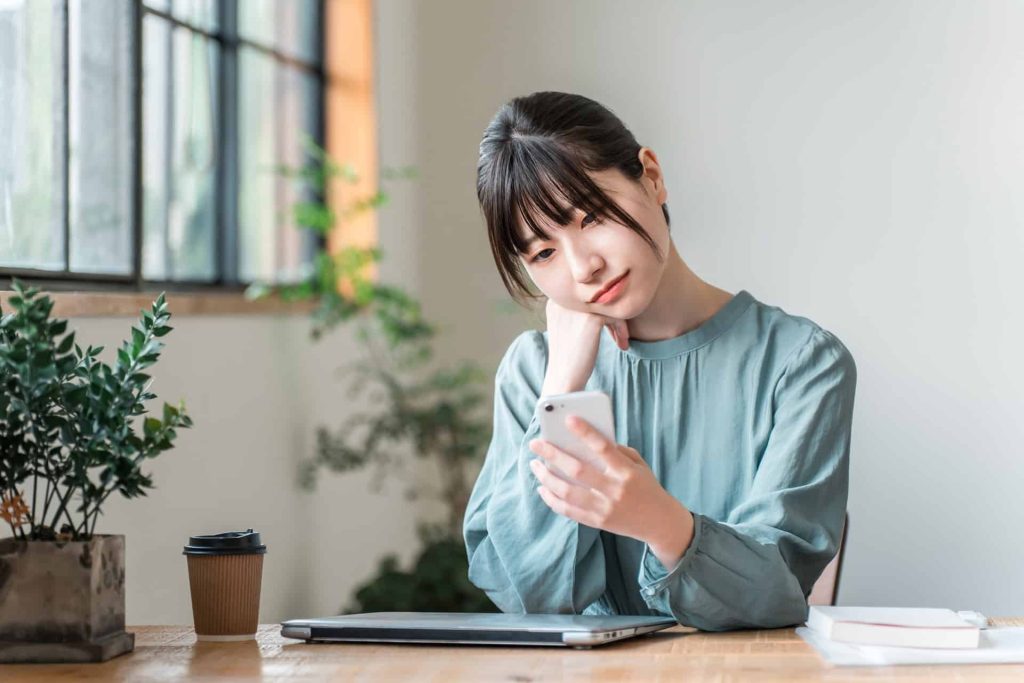 悩む女性