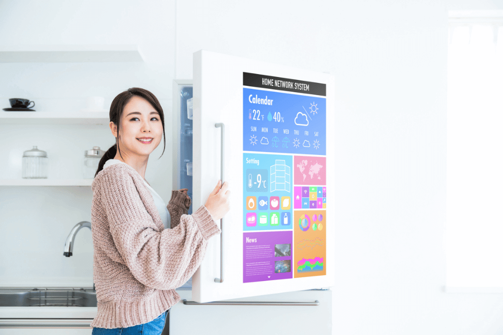 スマート冷蔵庫を開ける女性