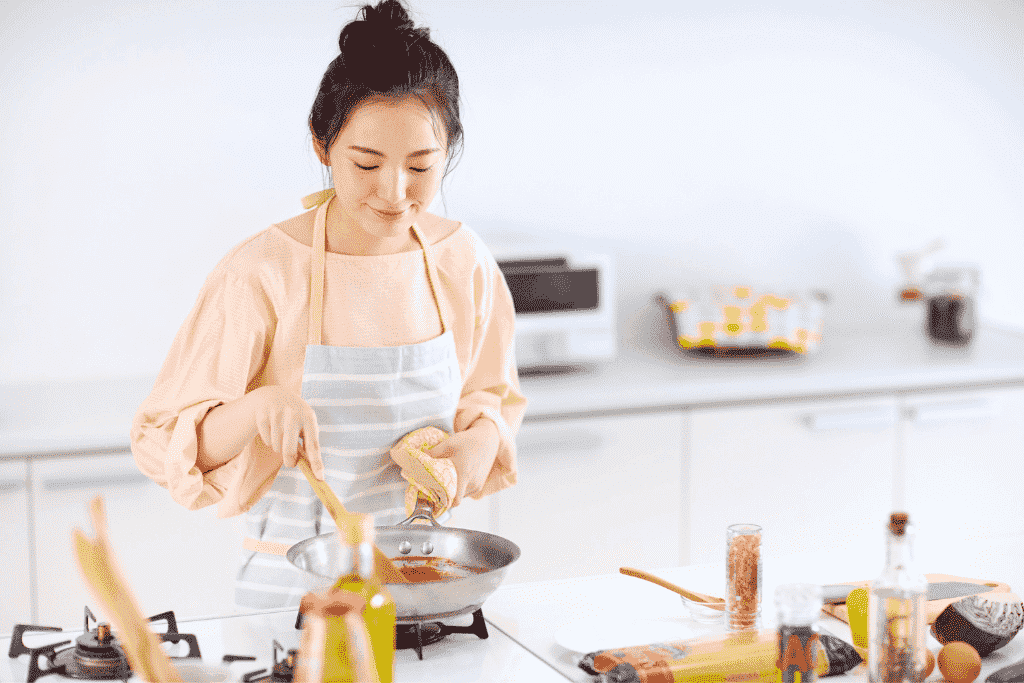 キッチンで料理をしている女性
