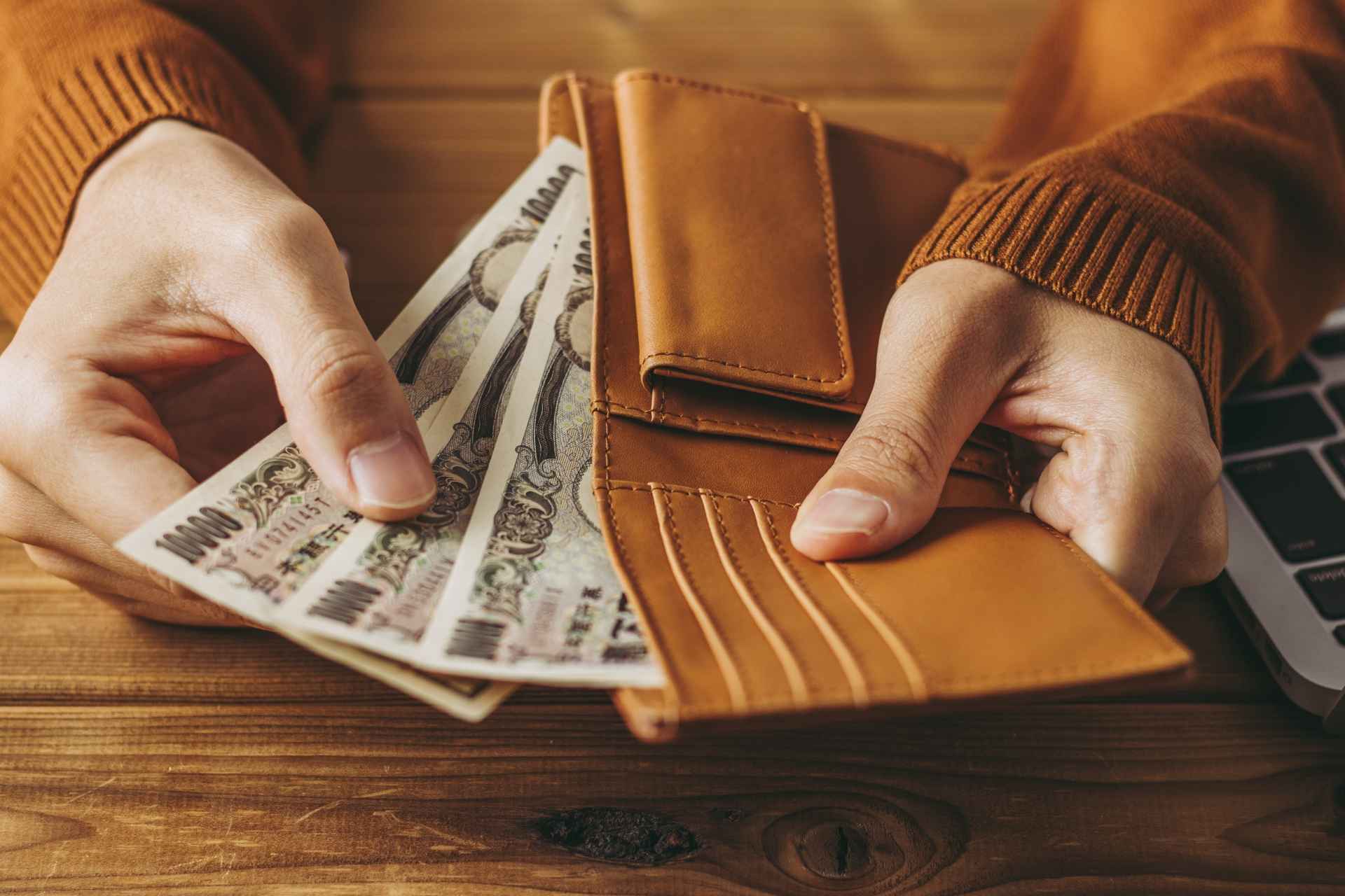 お金を出す人